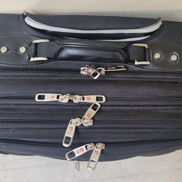 Swissgear Black Red Rolling Briefcase Padded Laptop Pocket 17 Inches - Picture 2 of 16